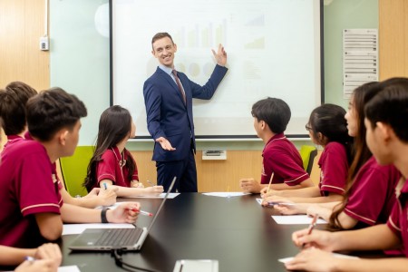 Nghị định số 222/2025/NĐ-CP quy định việc dạy và học bằng tiếng nước ngoài