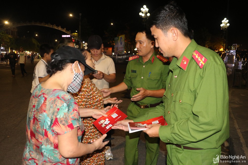 Tổ chức điểm hỗ trợ đăng ký, cài đặt định danh điện tử tại phố đi bộ TP. Vinh